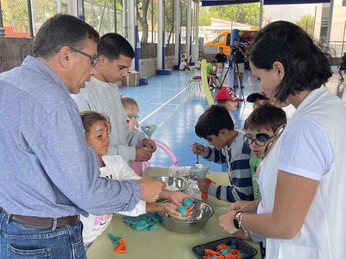 El alcalde Francisco Atta visitó la Escuela de Verano junto a la concejala Lucía Melián / TA